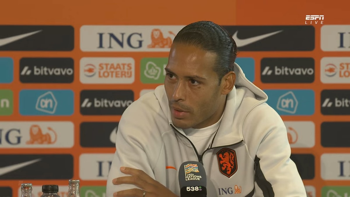 Virgil van Dijk tijdens een persconferentie van het Nederlands elftal