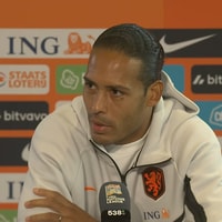 Virgil van Dijk tijdens een persconferentie van het Nederlands elftal