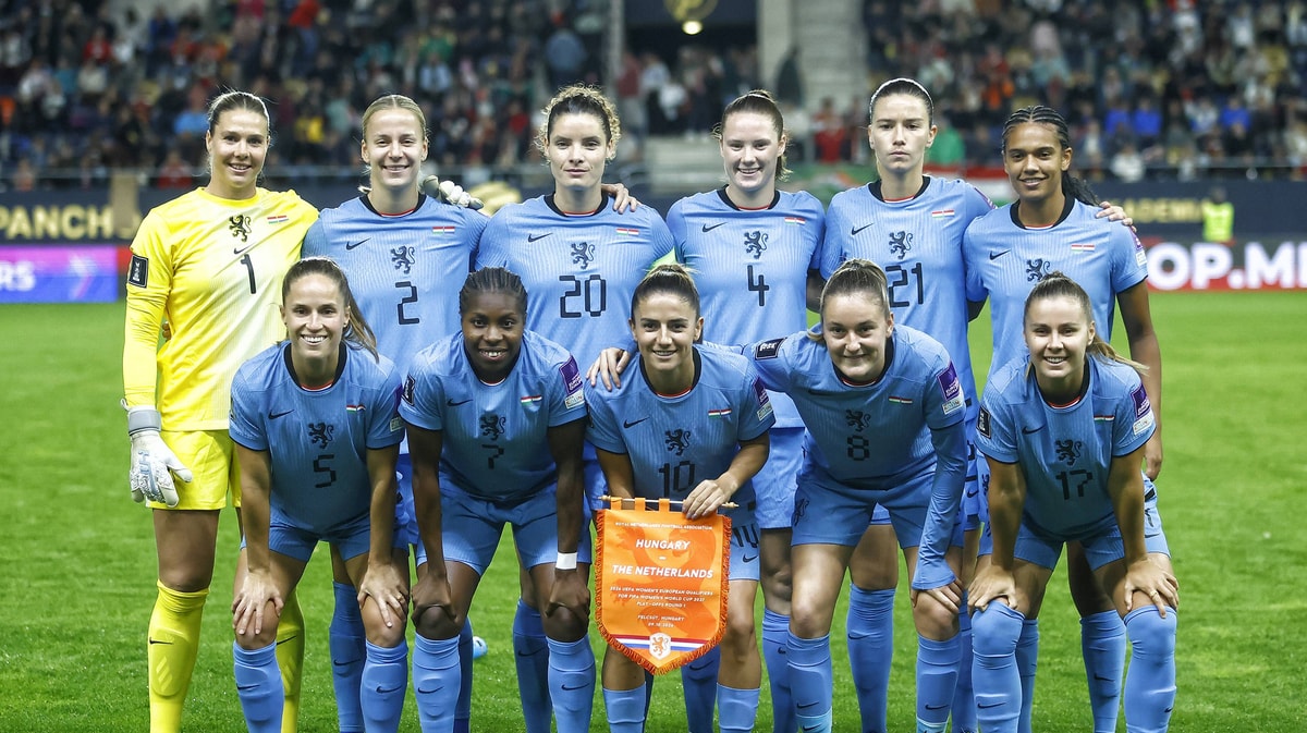 De opstelling van de Oranje Leeuwinnen tegen Hongarije