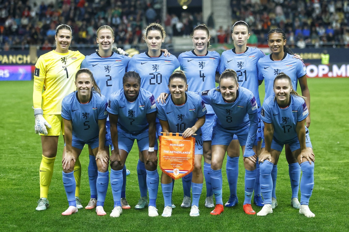 De opstelling van de Oranje Leeuwinnen tegen Hongarije
