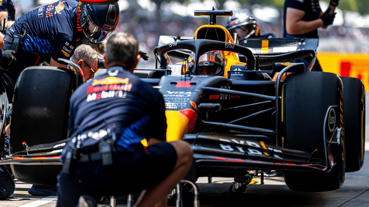 Max Verstappen in de pitstraat
