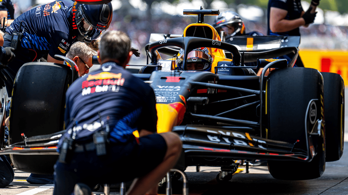 Max Verstappen in de pitstraat