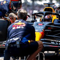 Max Verstappen in de pitstraat