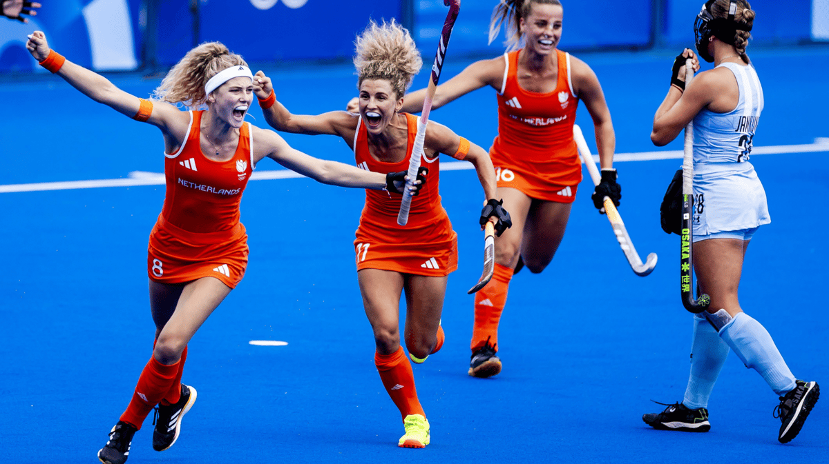 De hockeyvrouwen vieren een overwinning