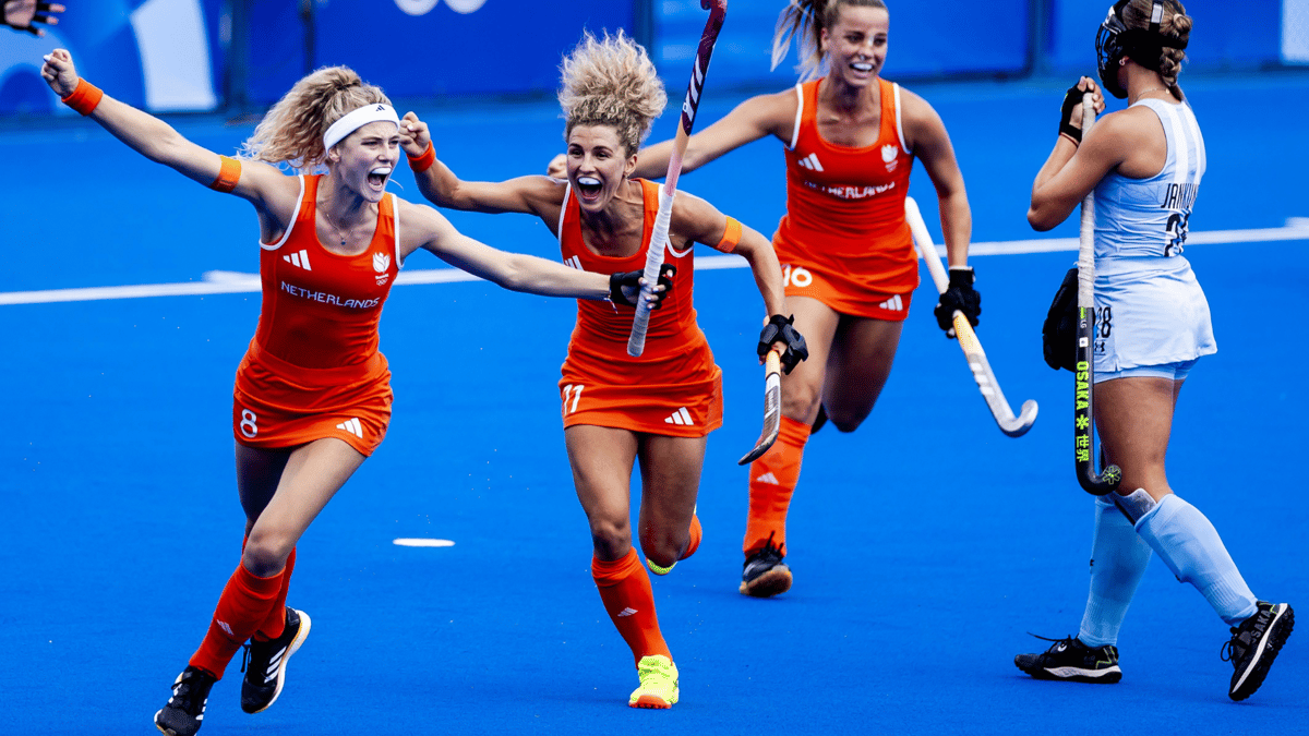 De hockeyvrouwen vieren een overwinning