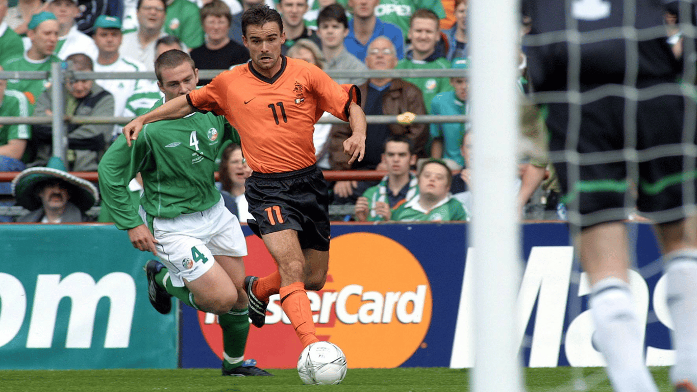 Marc Overmars in actie voor het Nederlands elftal