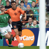 Marc Overmars in actie voor het Nederlands elftal