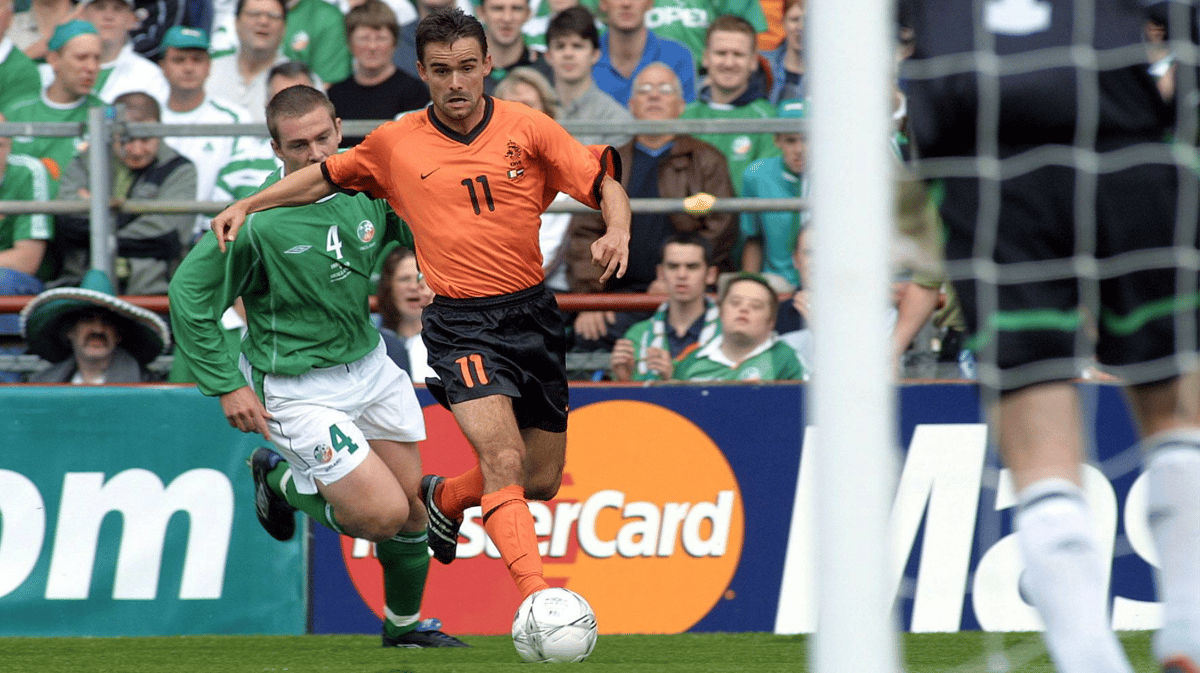 Marc Overmars in actie voor het Nederlands elftal