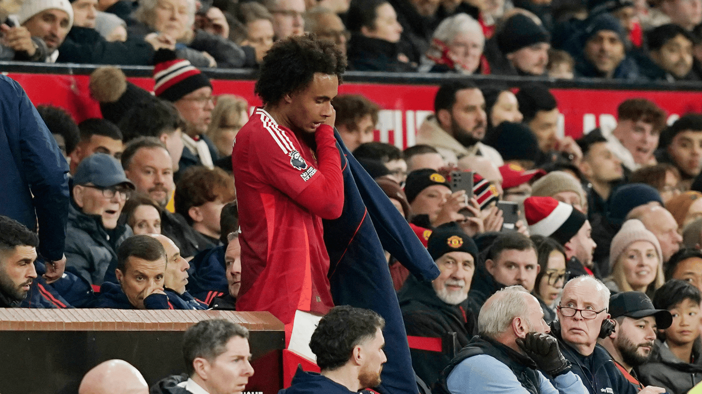 Joshua Zirkzee na halfuur gewisseld bij Manchester United