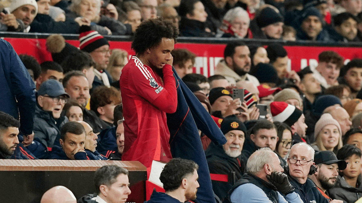 Joshua Zirkzee na halfuur gewisseld bij Manchester United