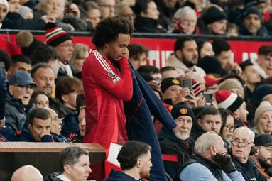 Joshua Zirkzee na halfuur gewisseld bij Manchester United