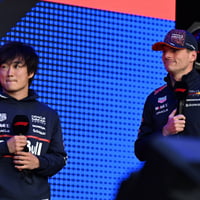 Yuki Tsunoda en Max Verstappen