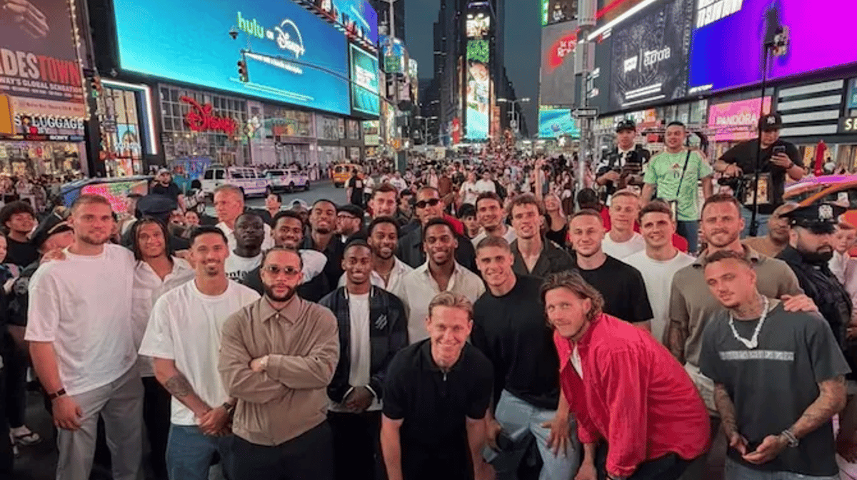 De selectie van Oranje op Times Square in New York.