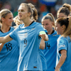 Vivianne Miedema viert een doelpunt