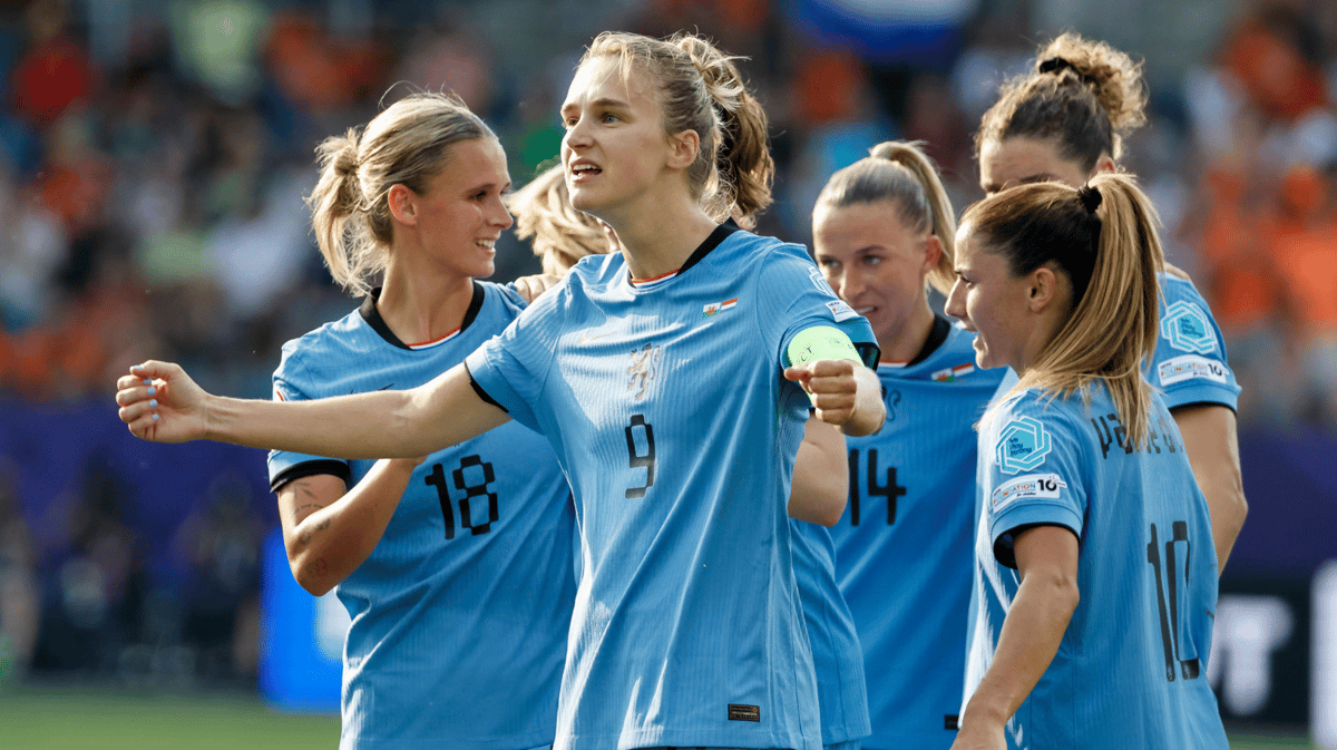 Vivianne Miedema viert een doelpunt