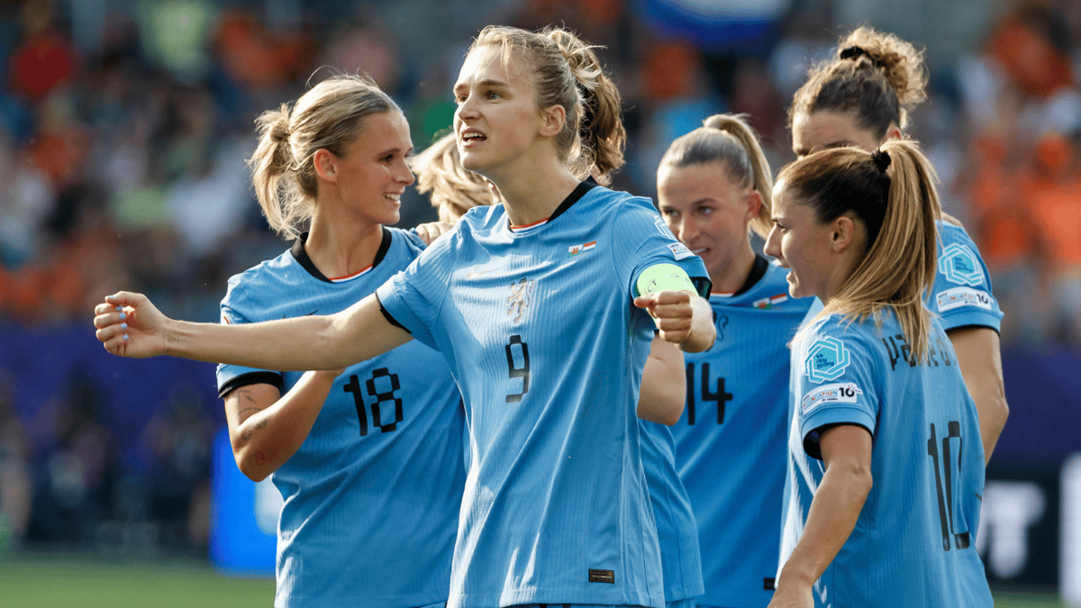 Vivianne Miedema viert een doelpunt