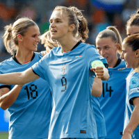 Vivianne Miedema viert een doelpunt