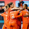 De Oranje Leeuwinnen vieren een doelpunt