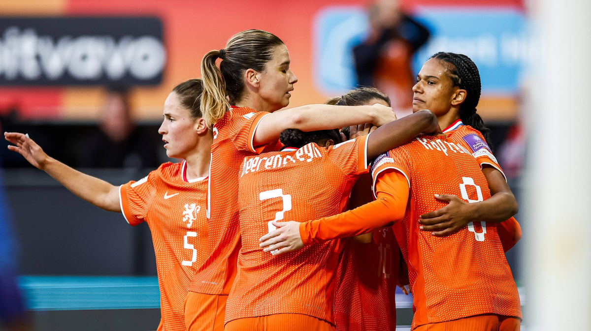 De Oranje Leeuwinnen vieren een doelpunt