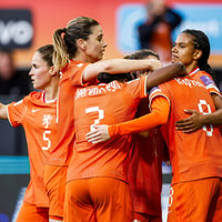 De Oranje Leeuwinnen vieren een doelpunt