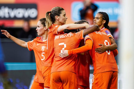De Oranje Leeuwinnen vieren een doelpunt