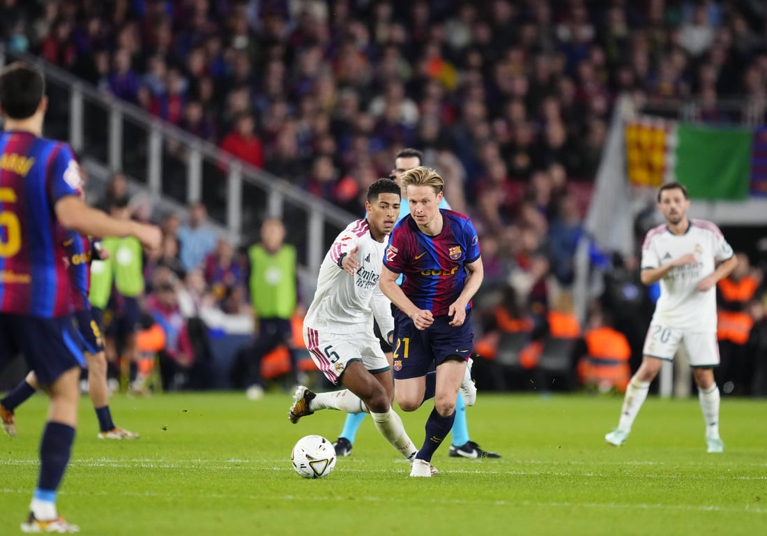 Frenkie de Jong keert na vijf maanden terug bij Barcelona en maakt indruk tegen Real Madrid.