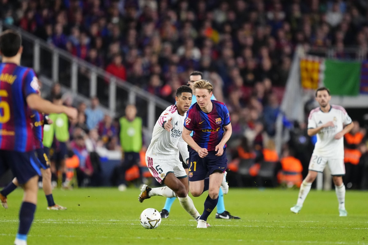 Frenkie de Jong keert na vijf maanden terug bij Barcelona en maakt indruk tegen Real Madrid.