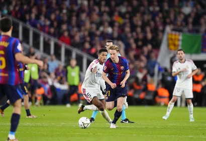 Frenkie de Jong keert na vijf maanden terug bij Barcelona en maakt indruk tegen Real Madrid.