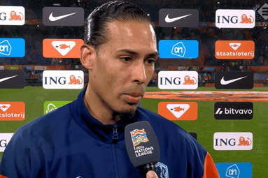 Virgil van Dijk voor de camera van de NOS