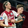 Wout Weghorst in duel met Wouter Goes tijdens Ajax - AZ