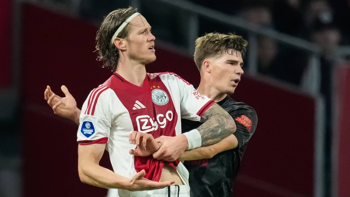 Wout Weghorst in duel met Wouter Goes tijdens Ajax - AZ