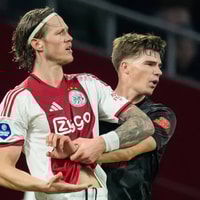 Wout Weghorst in duel met Wouter Goes tijdens Ajax - AZ