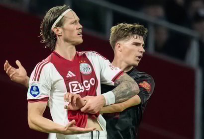 Wout Weghorst in duel met Wouter Goes tijdens Ajax - AZ