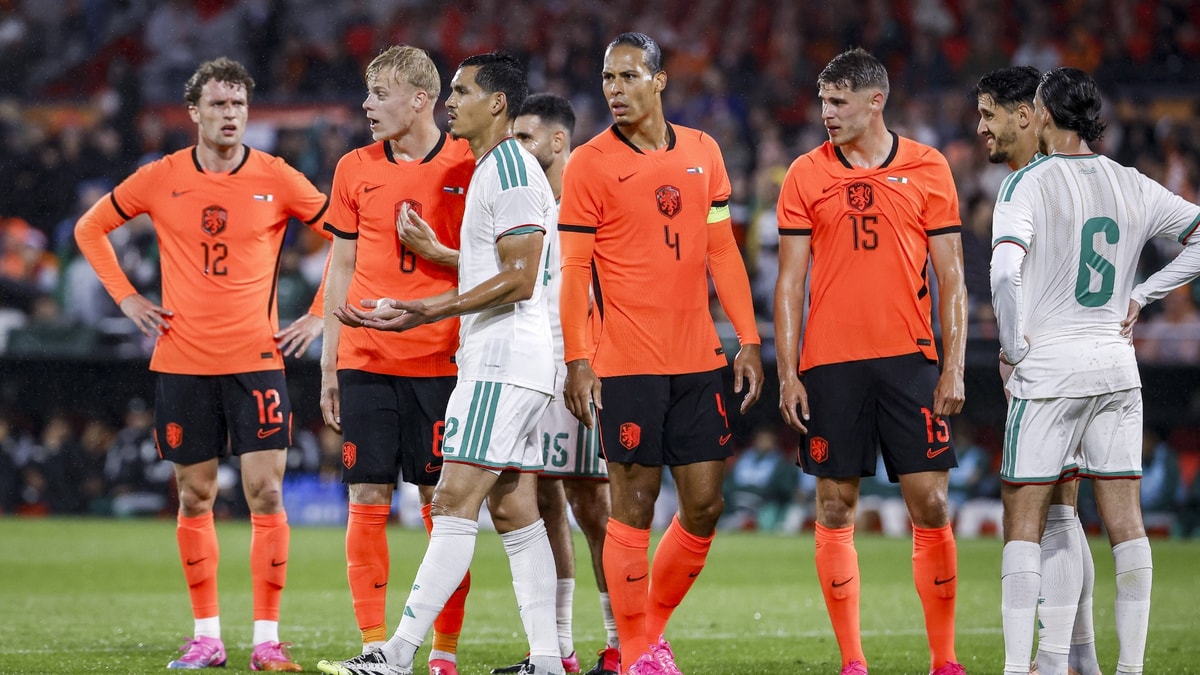 Het Nederlands elftal tijdens de wedstrijd tegen Algerije