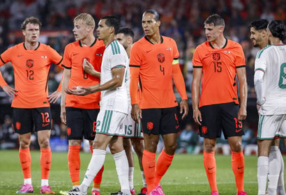 Het Nederlands elftal tijdens de wedstrijd tegen Algerije