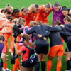 De Oranje Leeuwinnen in een bespreking