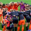De Oranje Leeuwinnen in een bespreking