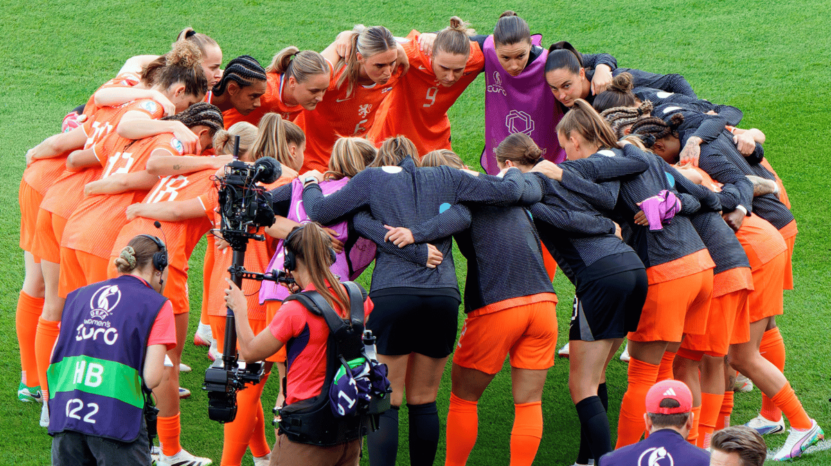 De Oranje Leeuwinnen in een bespreking