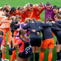 De Oranje Leeuwinnen in een bespreking