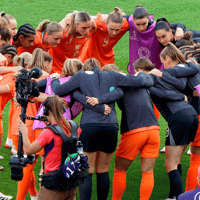De Oranje Leeuwinnen in een bespreking
