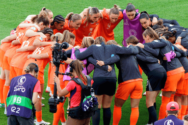 De Oranje Leeuwinnen in een bespreking