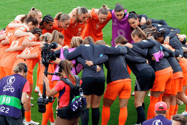 De Oranje Leeuwinnen in een bespreking