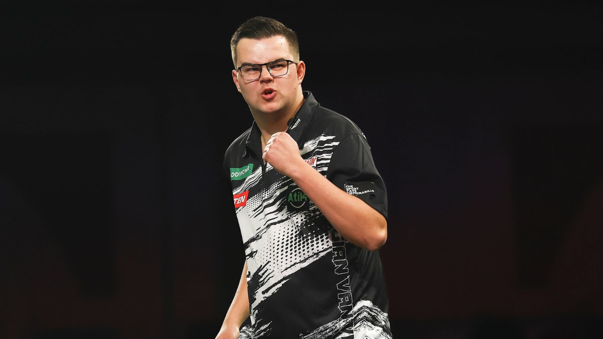 Gian van Veen viert zijn overwinning