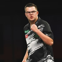 Gian van Veen viert zijn overwinning