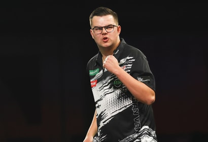 Gian van Veen viert zijn overwinning