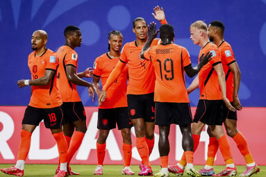 Het Nederlands elftal viert een doelpunt