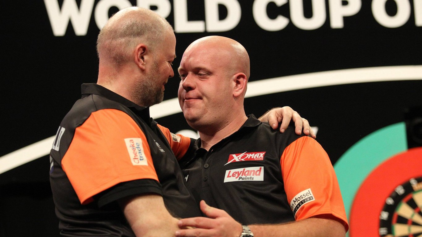 Dartlegende Raymond van Barneveld leeft mee met zijn 'grote vriend' Michael van Gerwen na moeilijke periode