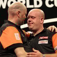 Dartlegende Raymond van Barneveld leeft mee met zijn 'grote vriend' Michael van Gerwen na moeilijke periode