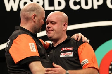 Dartlegende Raymond van Barneveld leeft mee met zijn 'grote vriend' Michael van Gerwen na moeilijke periode