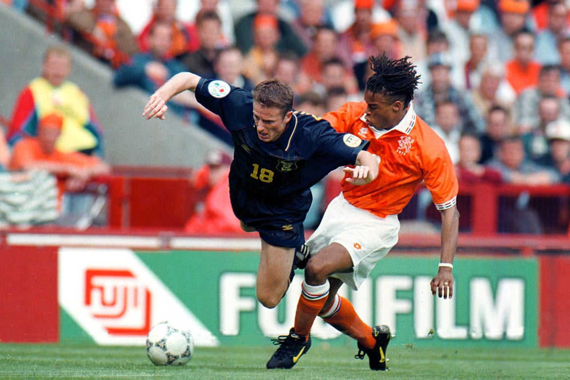 Kevin Gallacher (links) in gevecht met Edgar Davids (rechts) tijdens Nederland - Schotland op 10 juni 1996